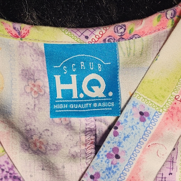 HQ Scrub High Quality Basics Top- Flowers, Snails, & Bees & Ladybugs Size L - Picture 5 of 6
